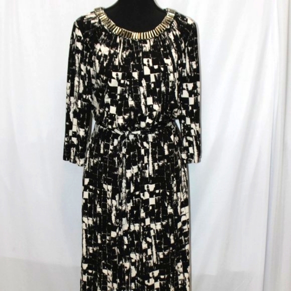 Adrianna Papell Dresses & Skirts - Adrianna Papell Black and white Dress with Silver Link Embellishment